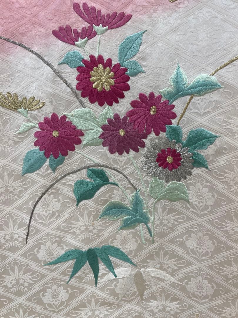 【振袖 】白ピンク 花柄刺繍　アンティーク着物(振袖単品にて出品)