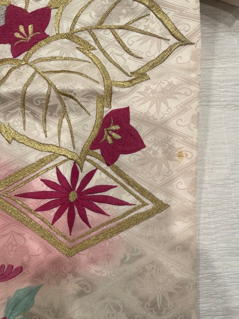 【振袖 】白ピンク 花柄刺繍　アンティーク着物(振袖単品にて出品)