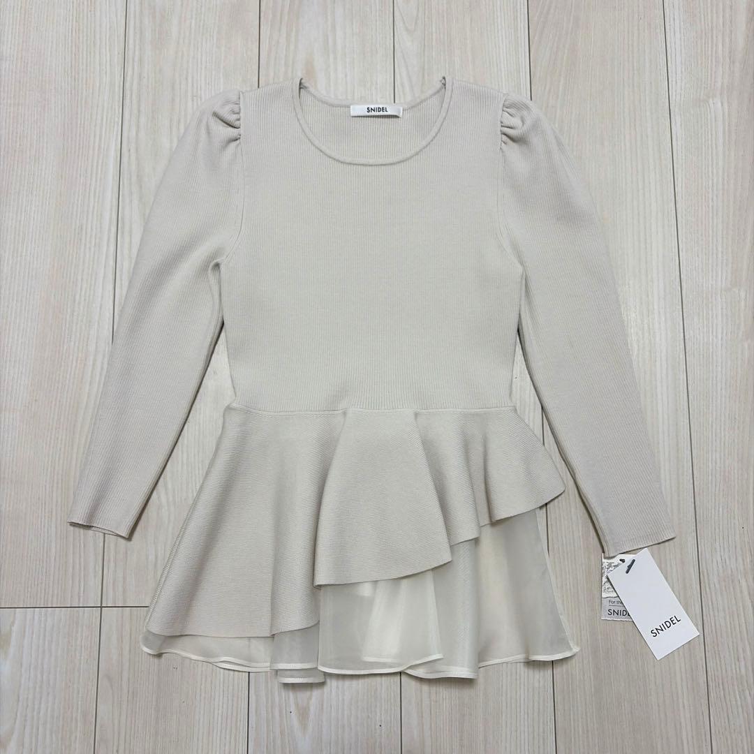 SNIDEL ペプラムアシメニットプルオーバー　アイボリー