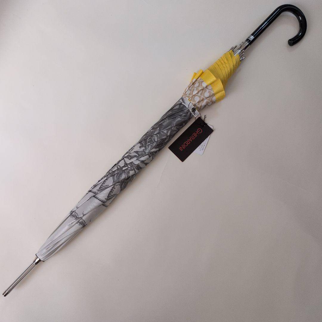 ゲラルディーニ　微光沢シルバーグレー×黄色の縁取り　ロゴプリント　長傘　雨傘