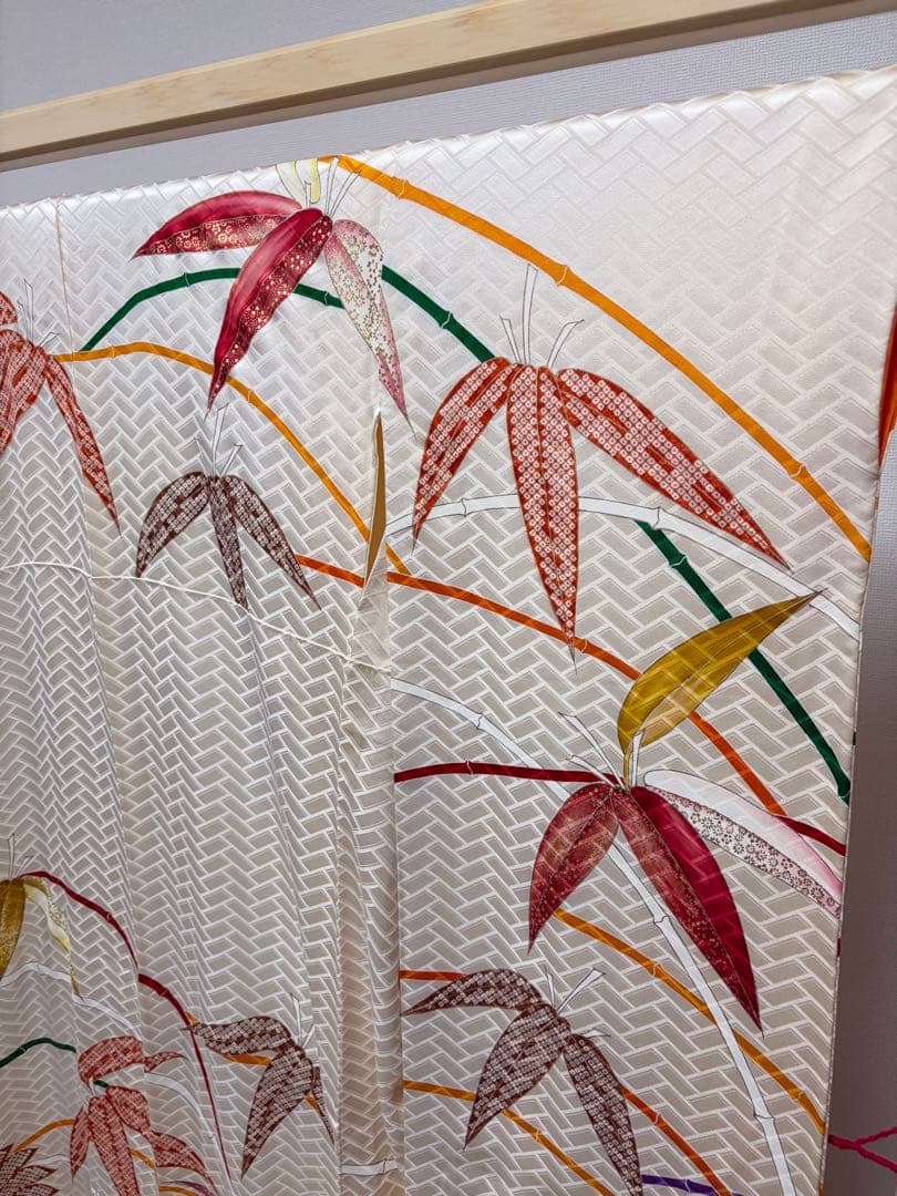 A5 高島屋扱い 笹に金駒刺繍の菊模様 白 金彩 正絹 袷 振袖 着物 K12