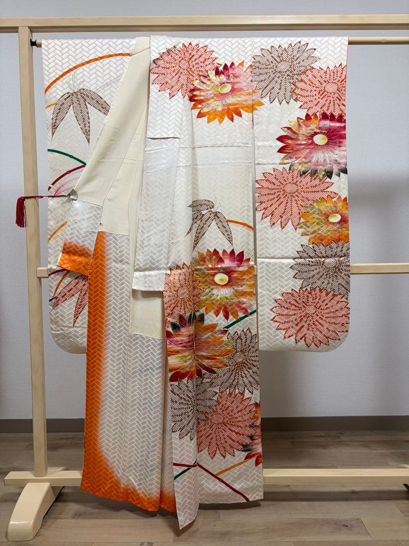 A5 高島屋扱い 笹に金駒刺繍の菊模様 白 金彩 正絹 袷 振袖 着物 K12