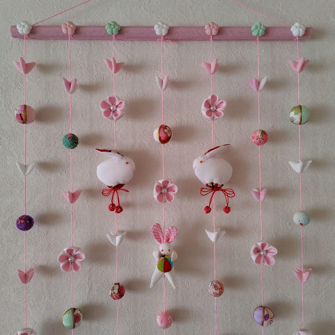 ちりめん細工　お花とまりとうさぎの下げ飾り