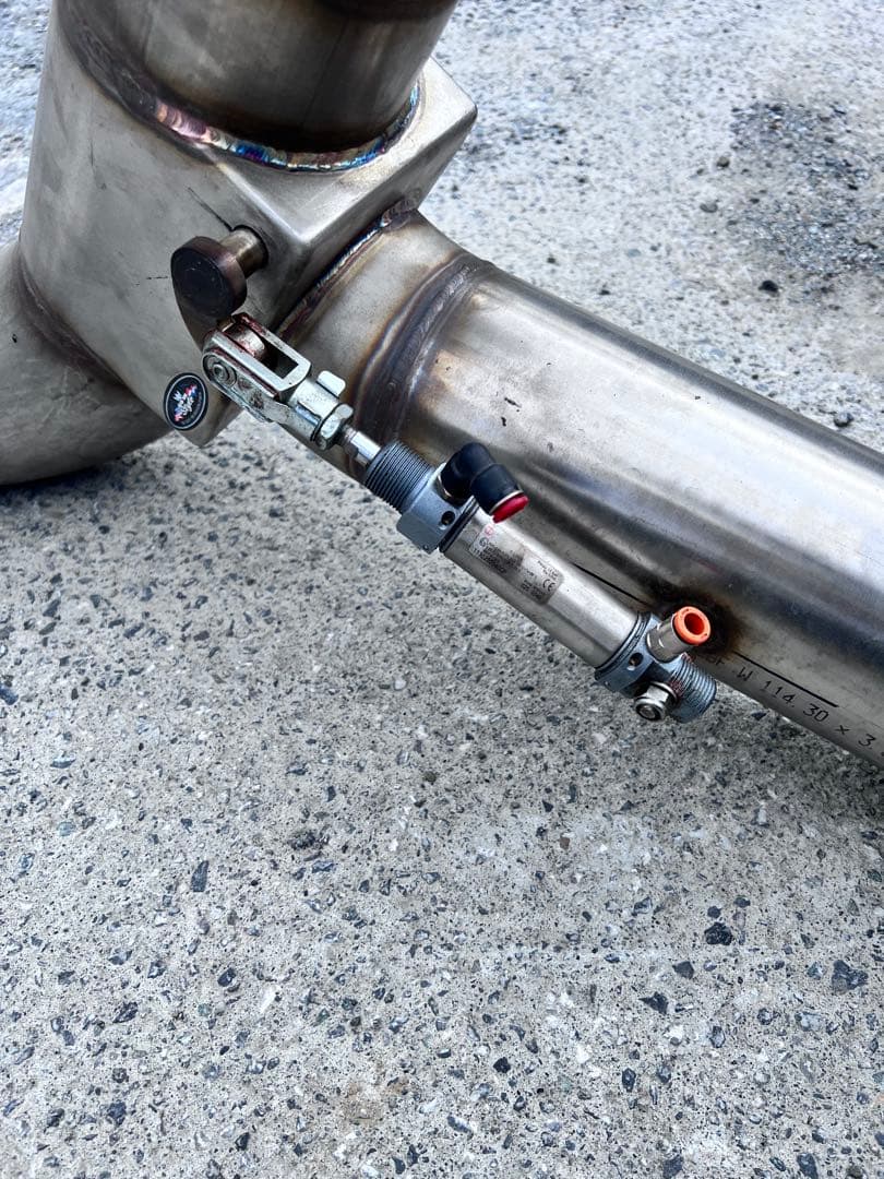 現行スカニアV型用　 ステンレス製エキゾーストパイプとコントロールユニット