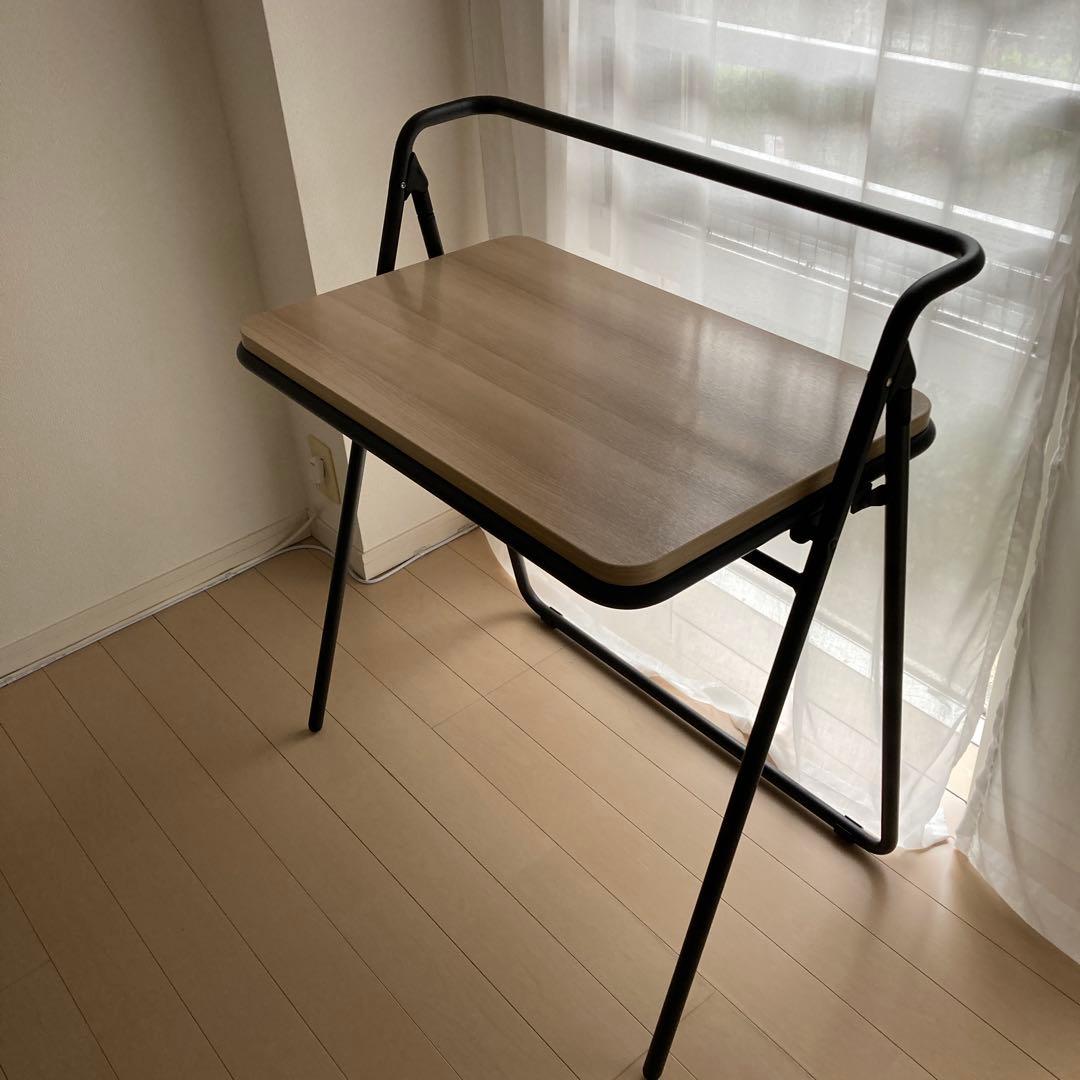 折りたたみデスク。天板・ナチュラル、フレーム・ブラック。