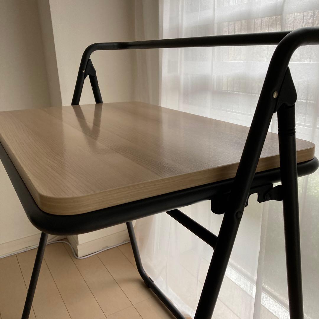 折りたたみデスク。天板・ナチュラル、フレーム・ブラック。