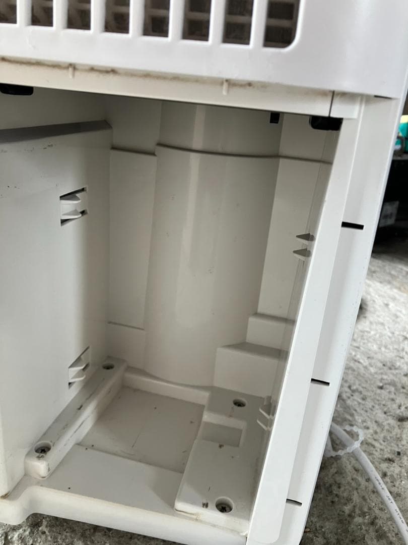 シャープ 除湿機 除湿器 衣類乾燥 CM-J100-W 2021年製