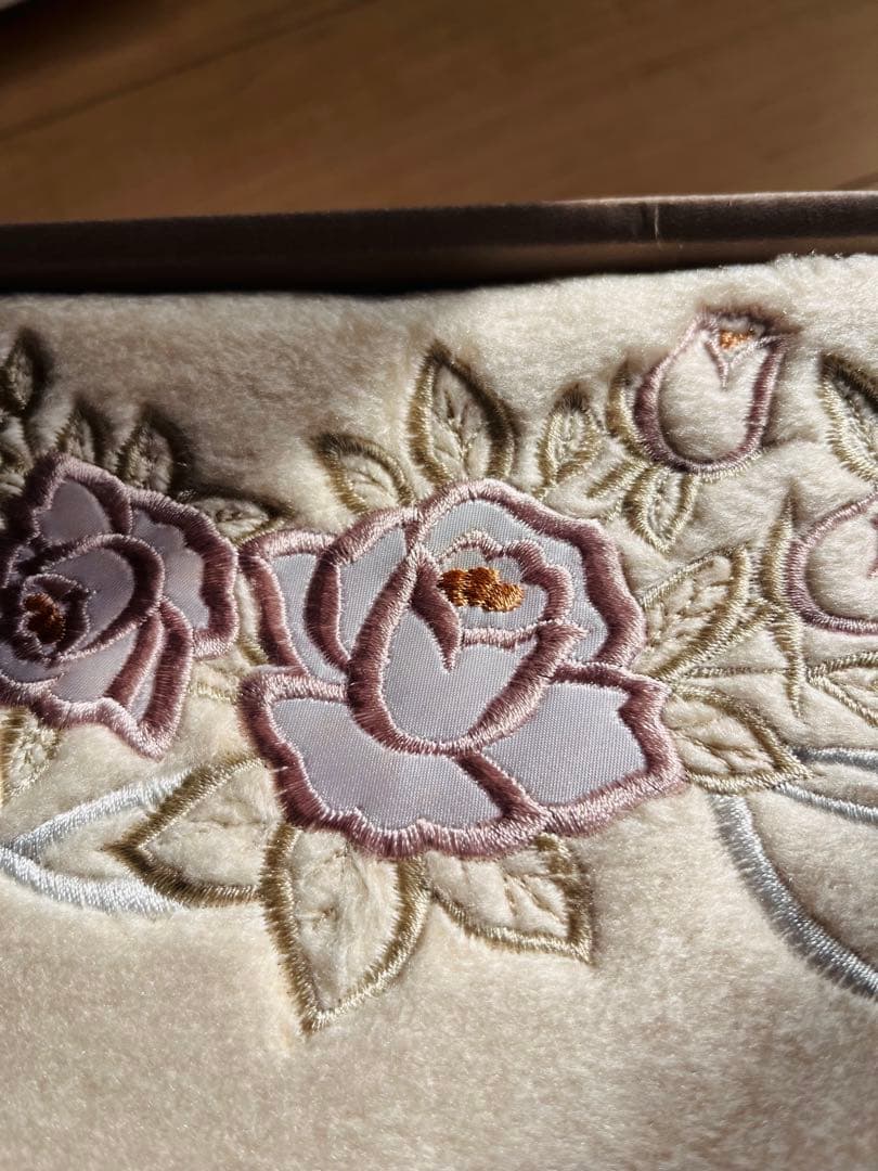 日本製 SUN・HERO シルク毛布 絹100％ 約1.4kg 未使用花刺繍