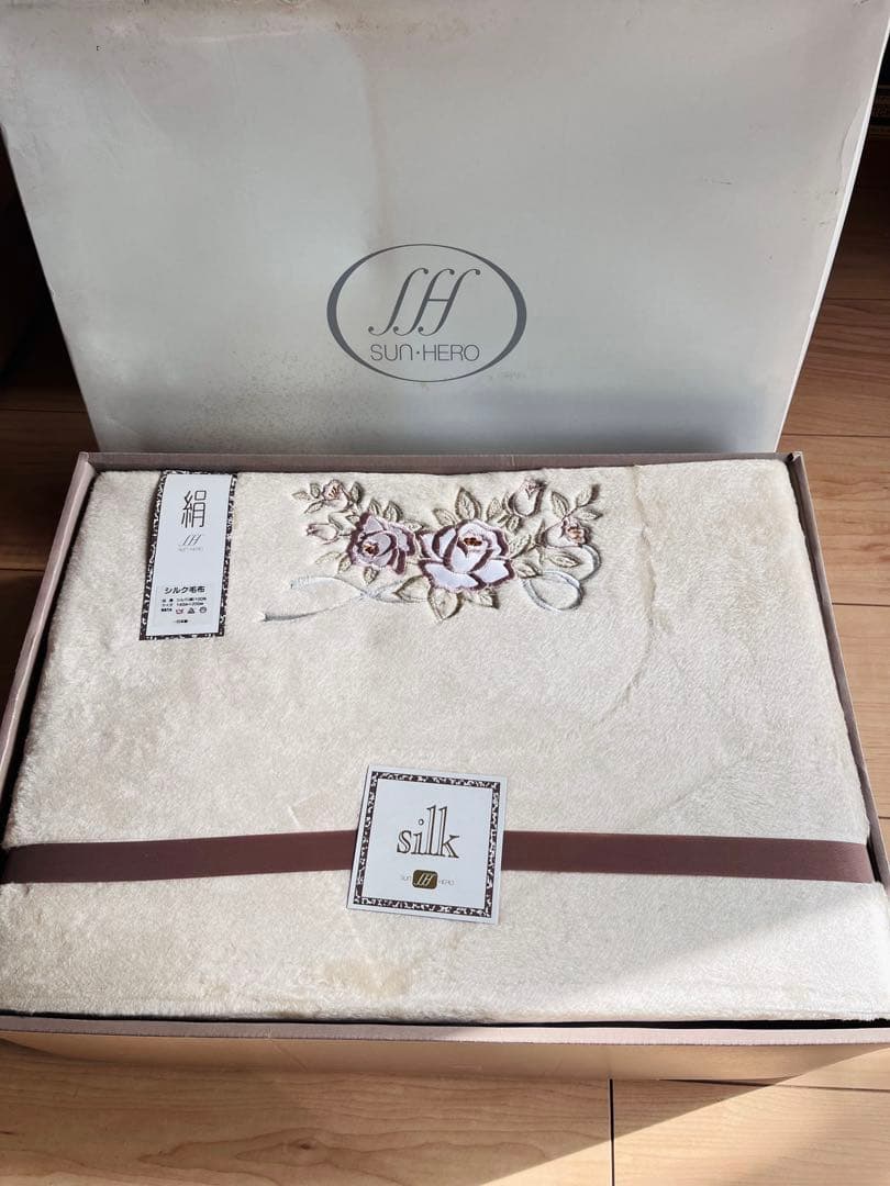 日本製 SUN・HERO シルク毛布 絹100％ 約1.4kg 未使用花刺繍