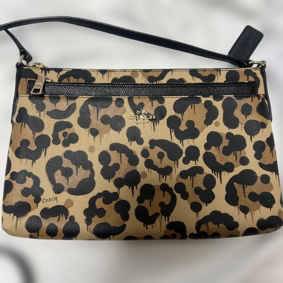 【安心の鑑定あり】コーチ　ショルダーバッグ クロスボディ　レオパード　ヒョウ柄