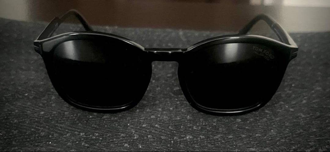 TOM FORD トムフォード遮光レンズサングラス 黒フレームウェリントン