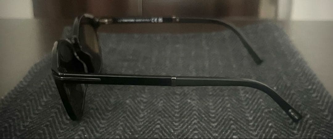 TOM FORD トムフォード遮光レンズサングラス 黒フレームウェリントン