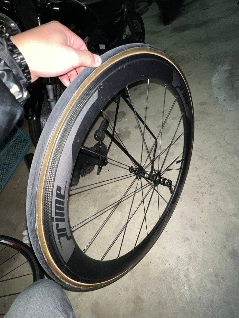 Prime チューブラータイヤ ブラック/ゴールド