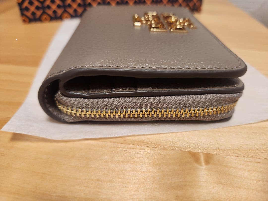 [人気色]Tory Burch 二つ折り財布
