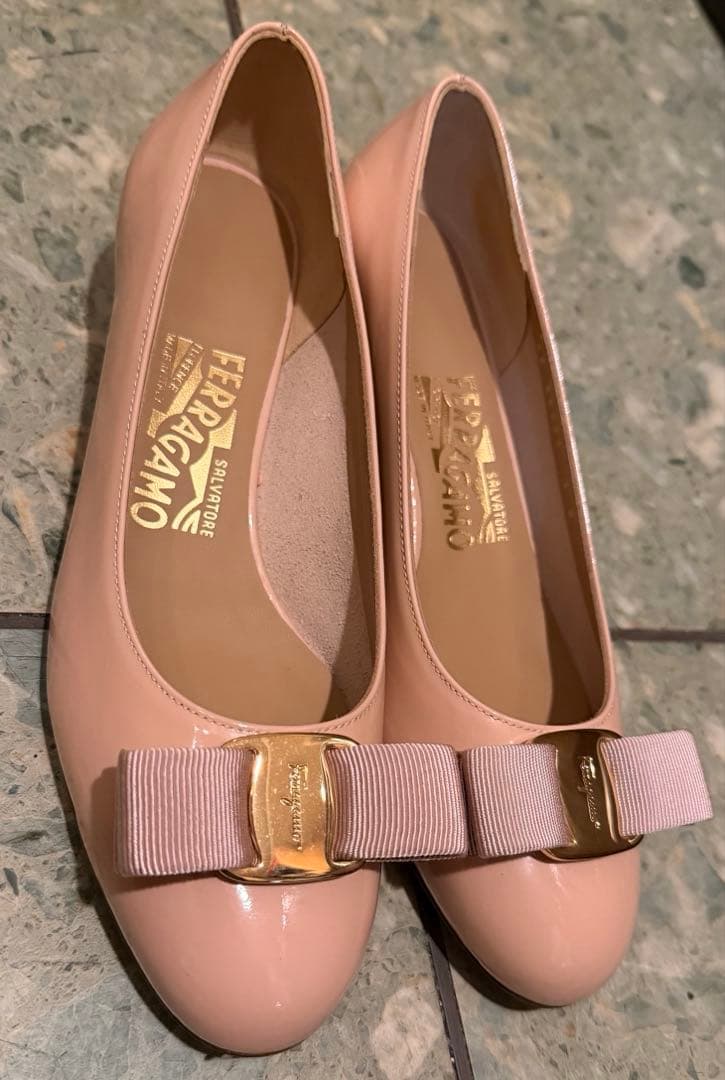 フェラガモ　ヴァラリボン　ピンク