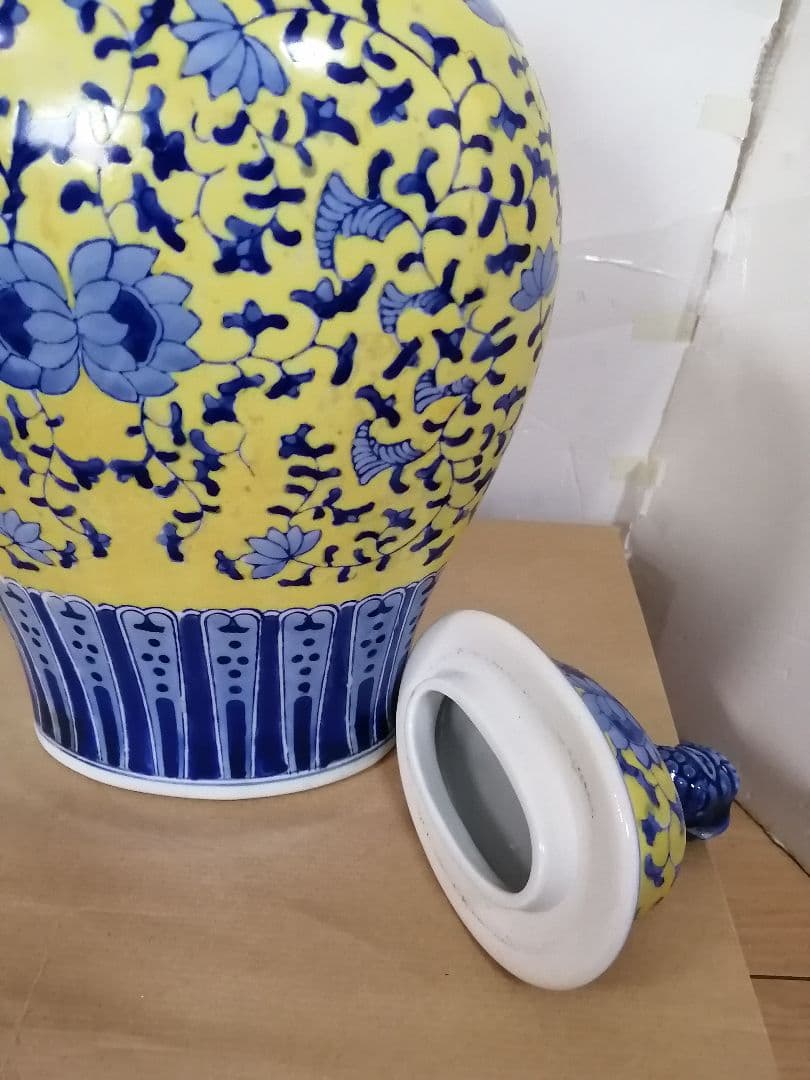 花瓶 康熙年製 黄釉青華 獅子蓋付き唐草花蝶柄 壺