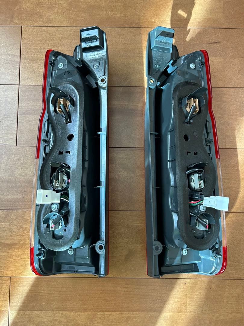 8型ハイエース純正テールランプ