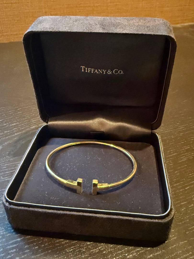 Tiffany & Co. 公式Tナローワイヤーブレスレット　イエローゴールド