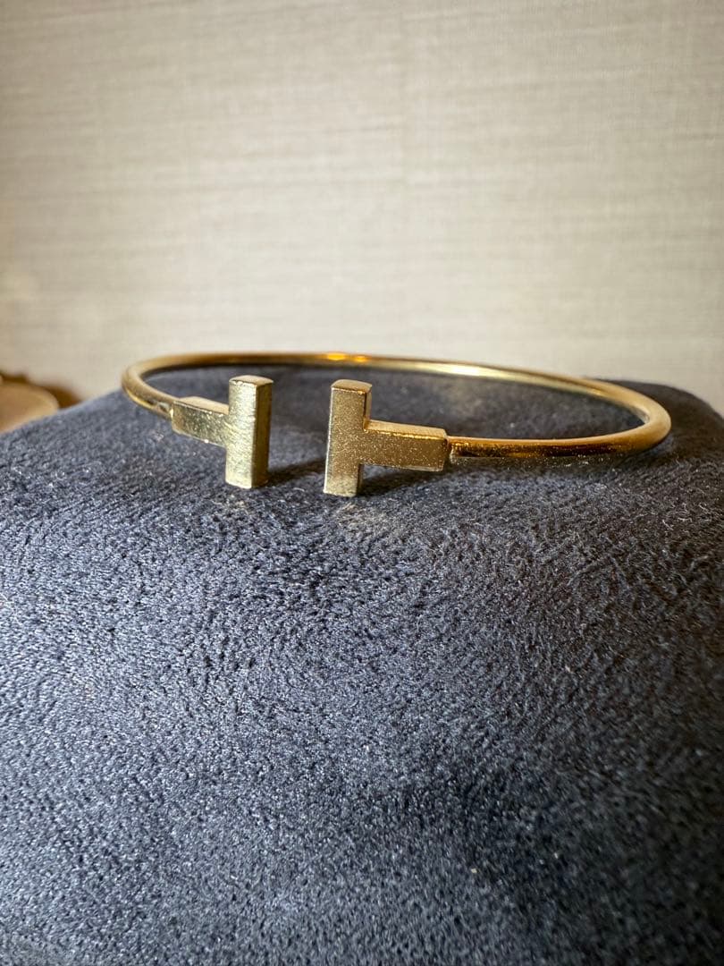 Tiffany & Co. 公式Tナローワイヤーブレスレット　イエローゴールド