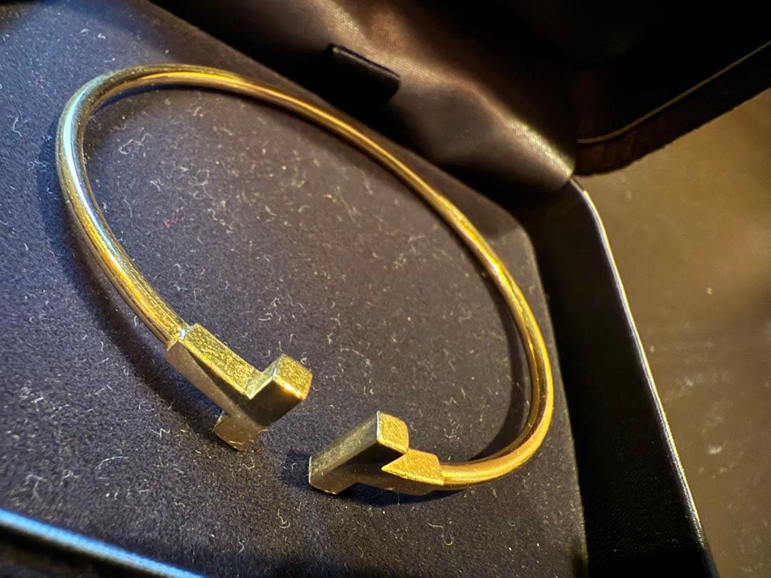 Tiffany & Co. 公式Tナローワイヤーブレスレット　イエローゴールド