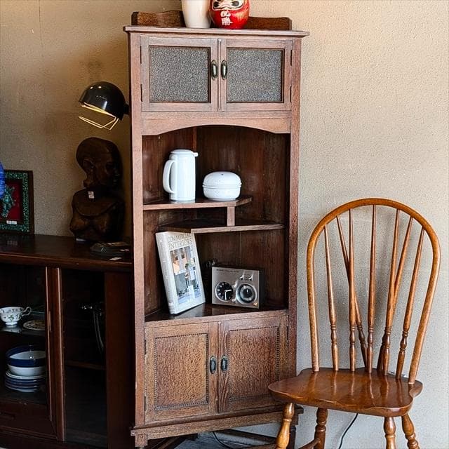 昭和の時代に作られたレトロなコーナーキャビネット