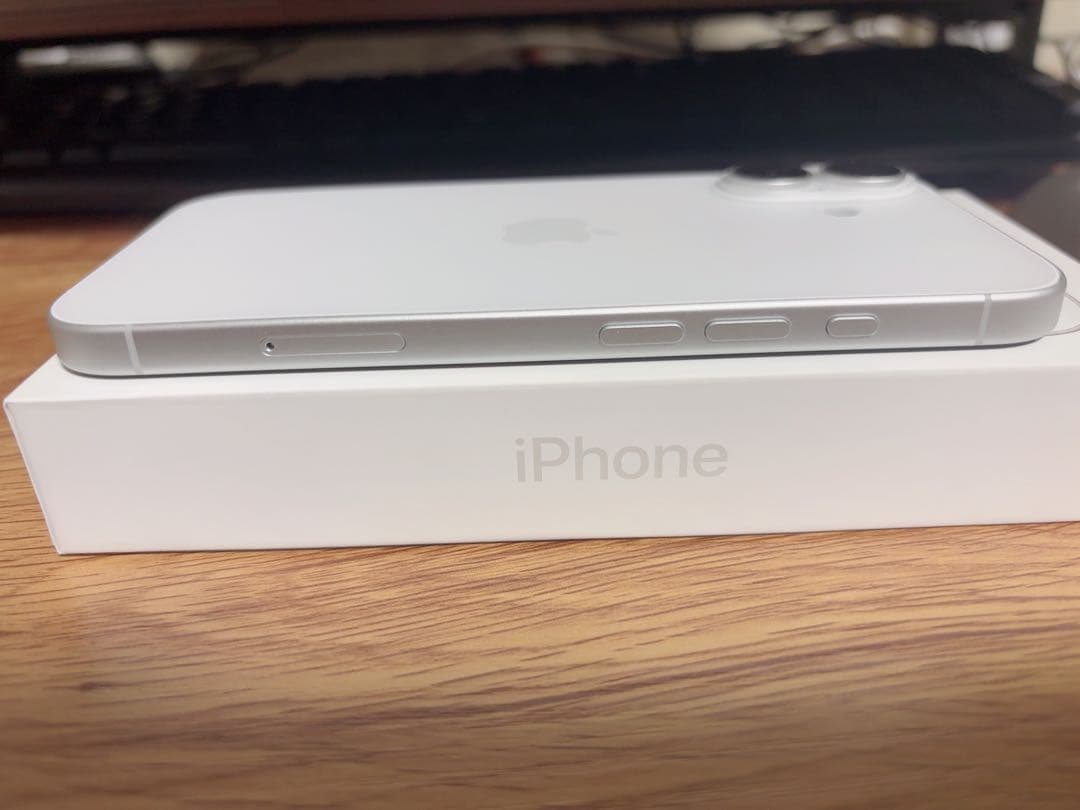 Apple iPhone 16 本体　128GB SIMフリー　充電5回のみ