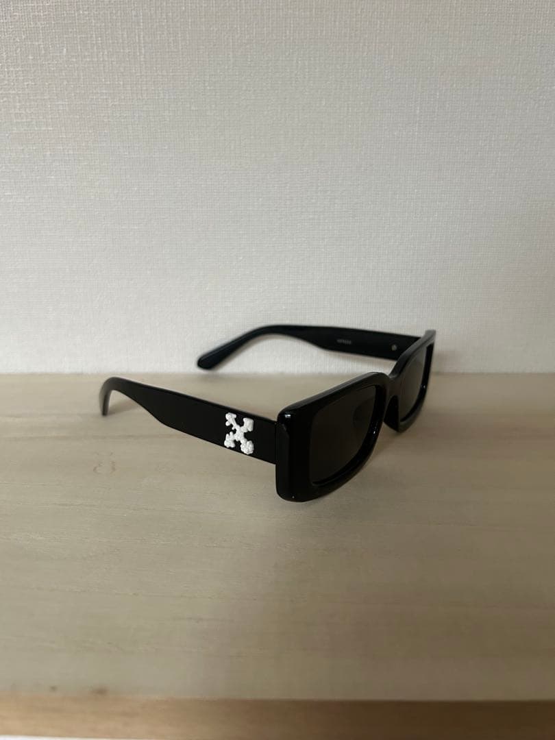 オフホワイト　ブラックスクエアサングラス