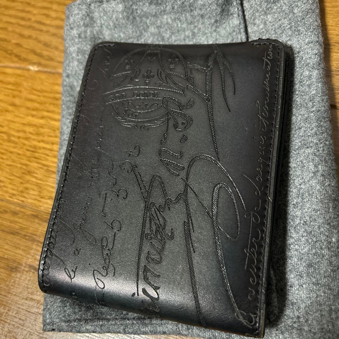 ベルルッティ ブラックレザー二つ折り財布