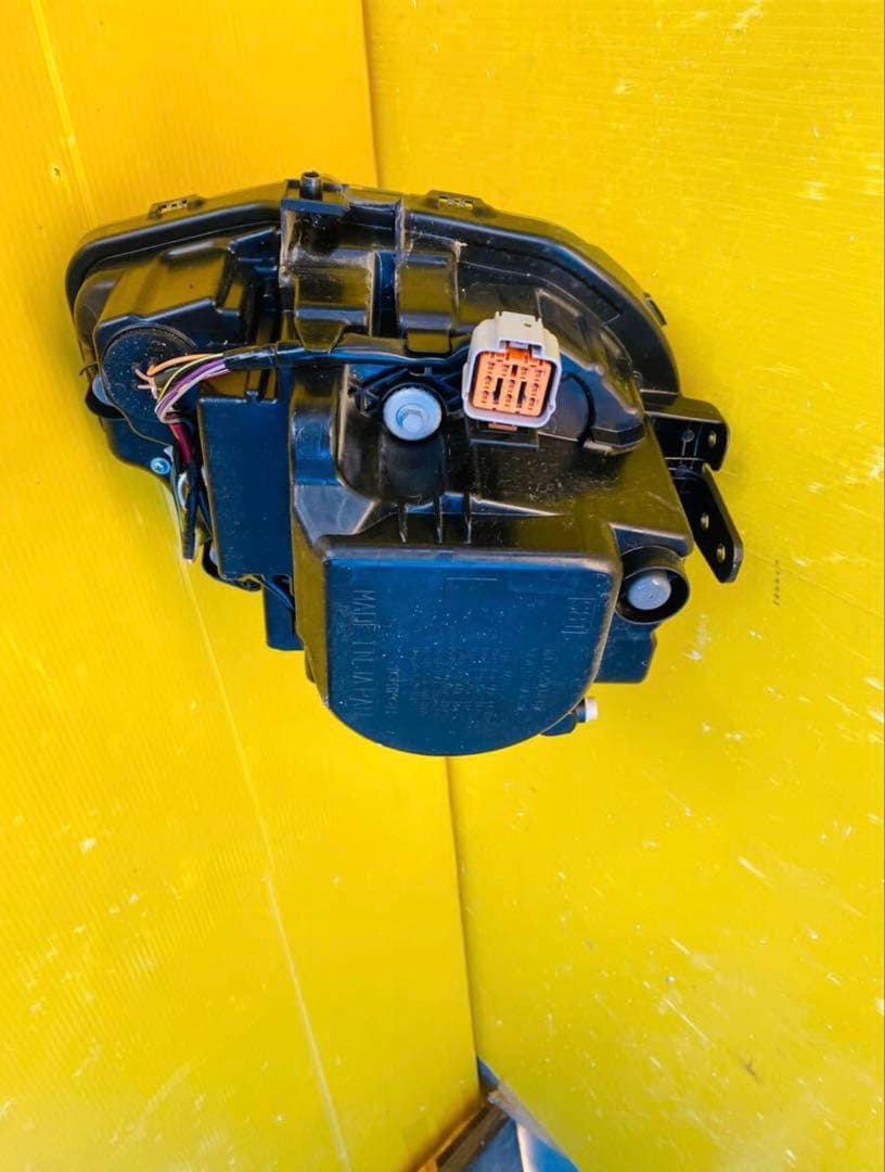 スズキラパンHE33S 左ヘッドライトICHIKOHA021