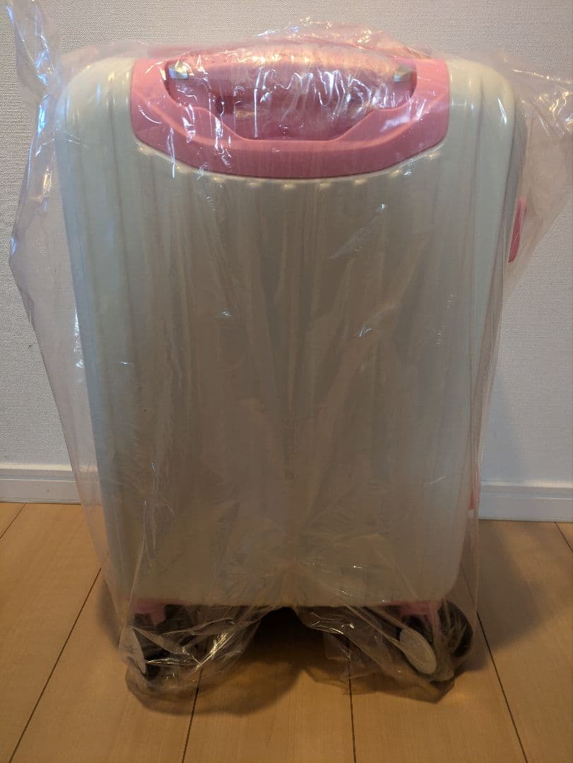 新品未使用　ハローキティ　フロントポケット付き　スーツケース