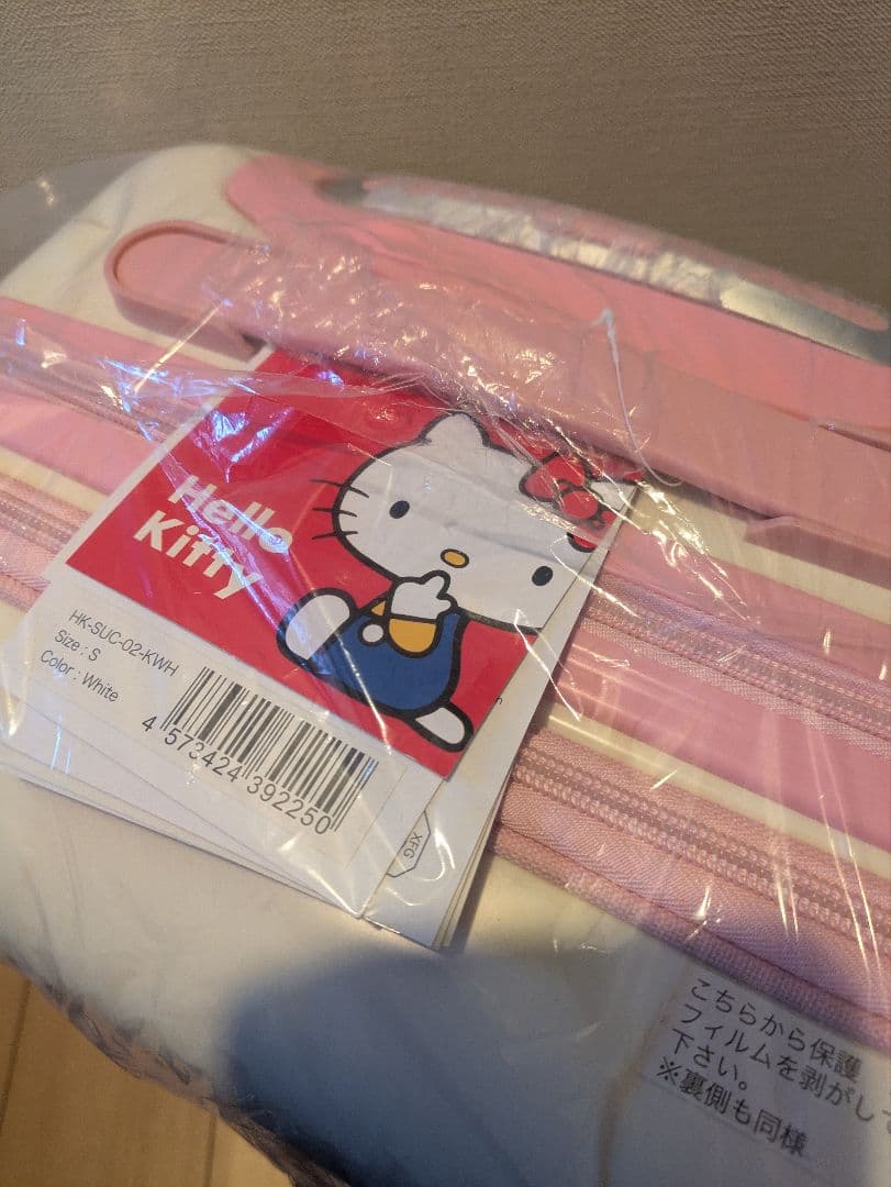 新品未使用　ハローキティ　フロントポケット付き　スーツケース