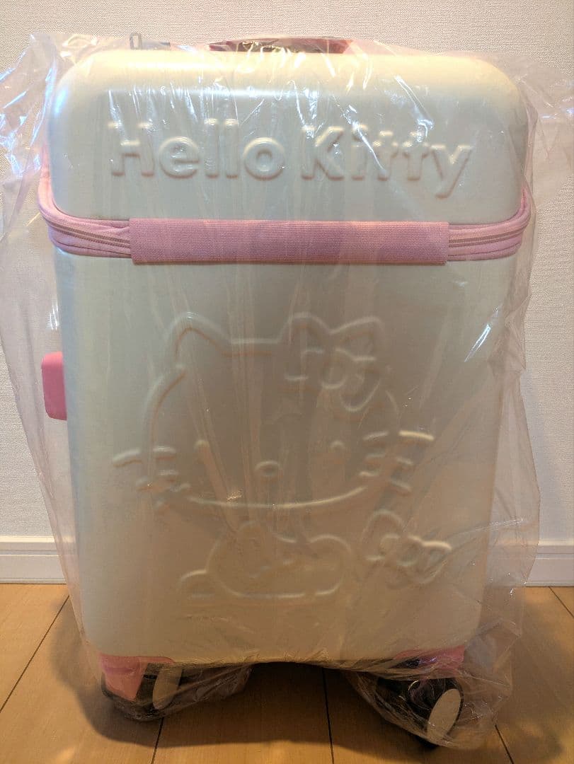 新品未使用　ハローキティ　フロントポケット付き　スーツケース
