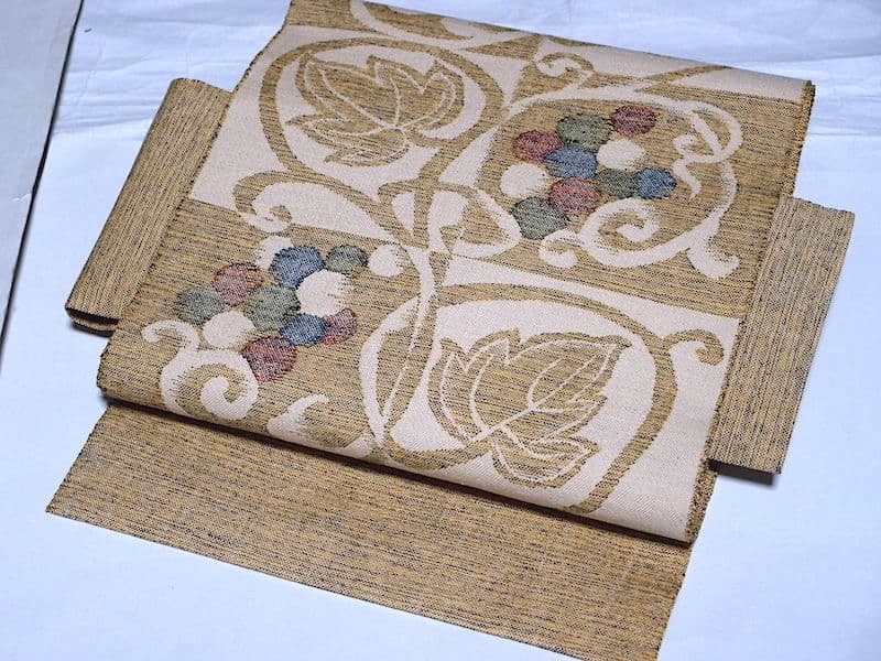 西陣織　紬八寸名古屋帯（市松に葡萄葉文）長366　三幸織物　正絹美品