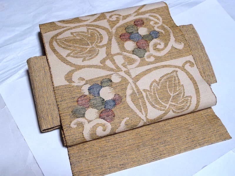 西陣織　紬八寸名古屋帯（市松に葡萄葉文）長366　三幸織物　正絹美品