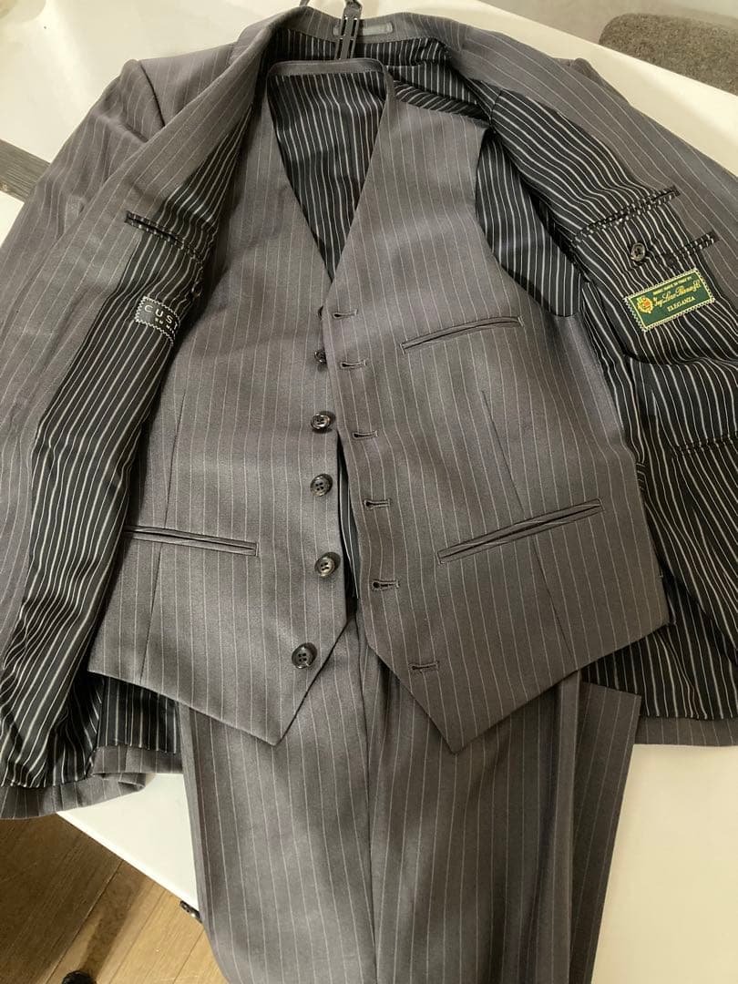 【美品】週末値下げ価格❗️ロロピアーナ　スリーピース　グレーストライプスーツ