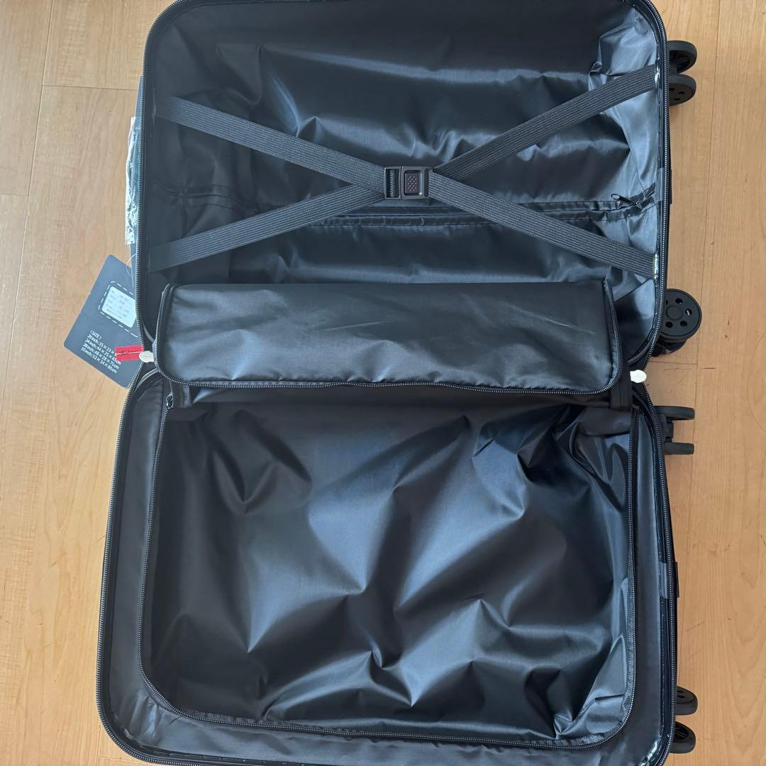新品タグ付き機内持ち込みスーツケース