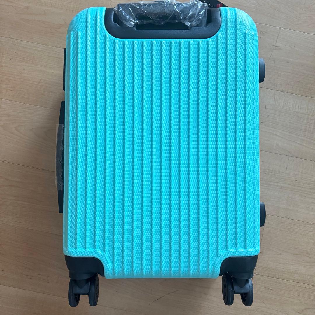 新品タグ付き機内持ち込みスーツケース