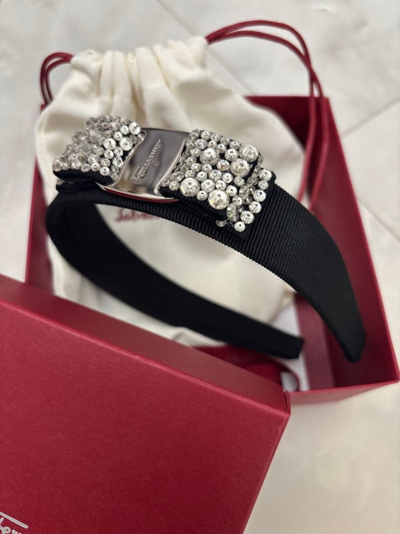 フェラガモ　ストーン　カチューシャ