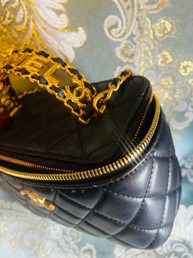 黒キルティングバニティチェーンバッグ