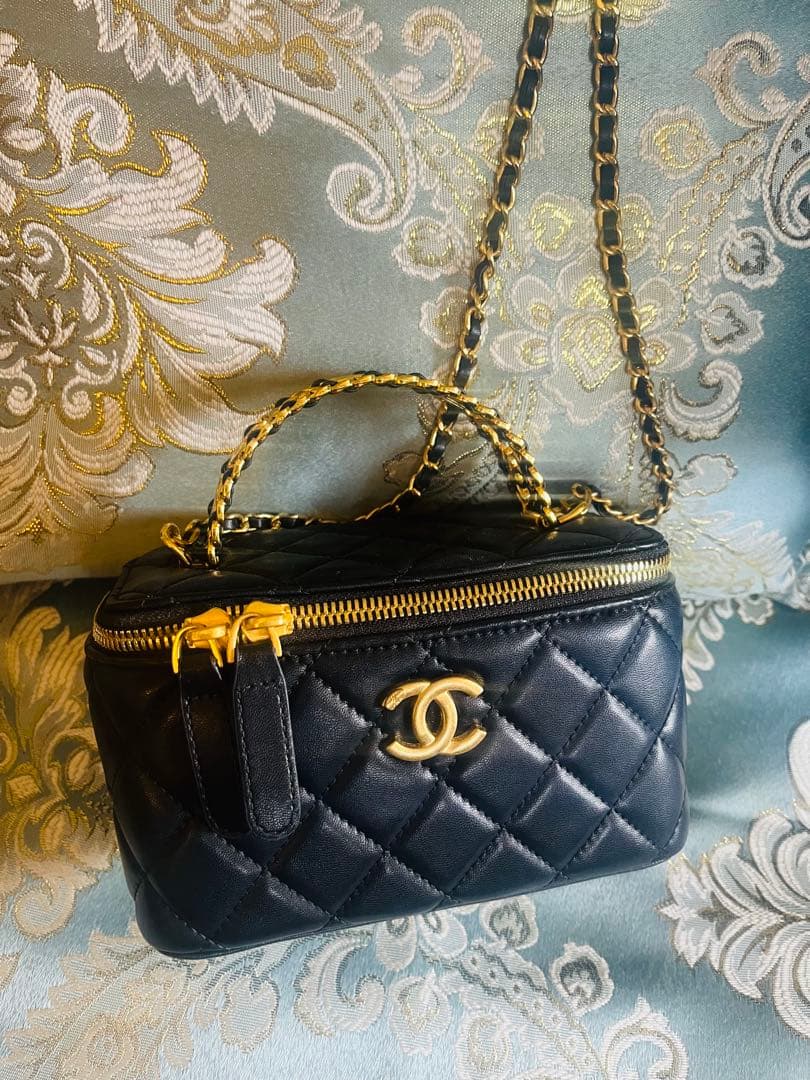 黒キルティングバニティチェーンバッグ