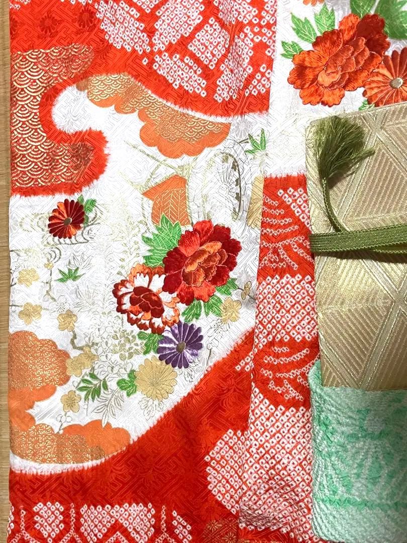 総絞り刺繍入りの豪華な振袖