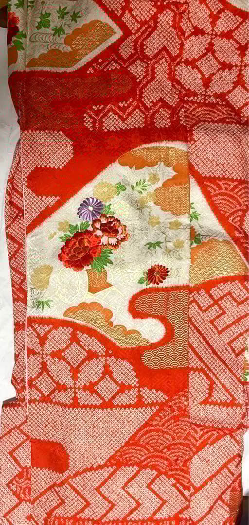 総絞り刺繍入りの豪華な振袖