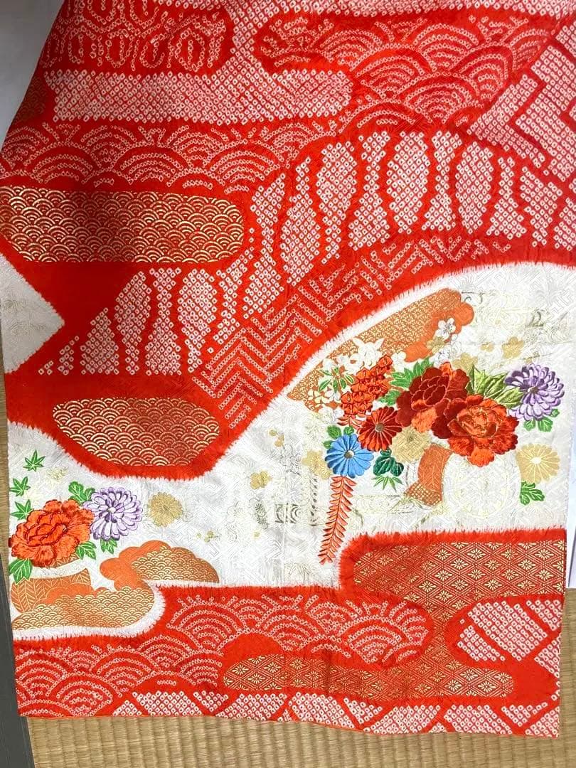 総絞り刺繍入りの豪華な振袖