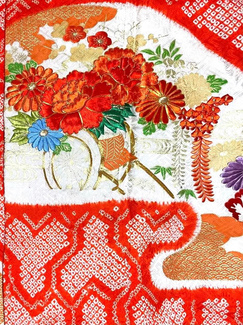 総絞り刺繍入りの豪華な振袖