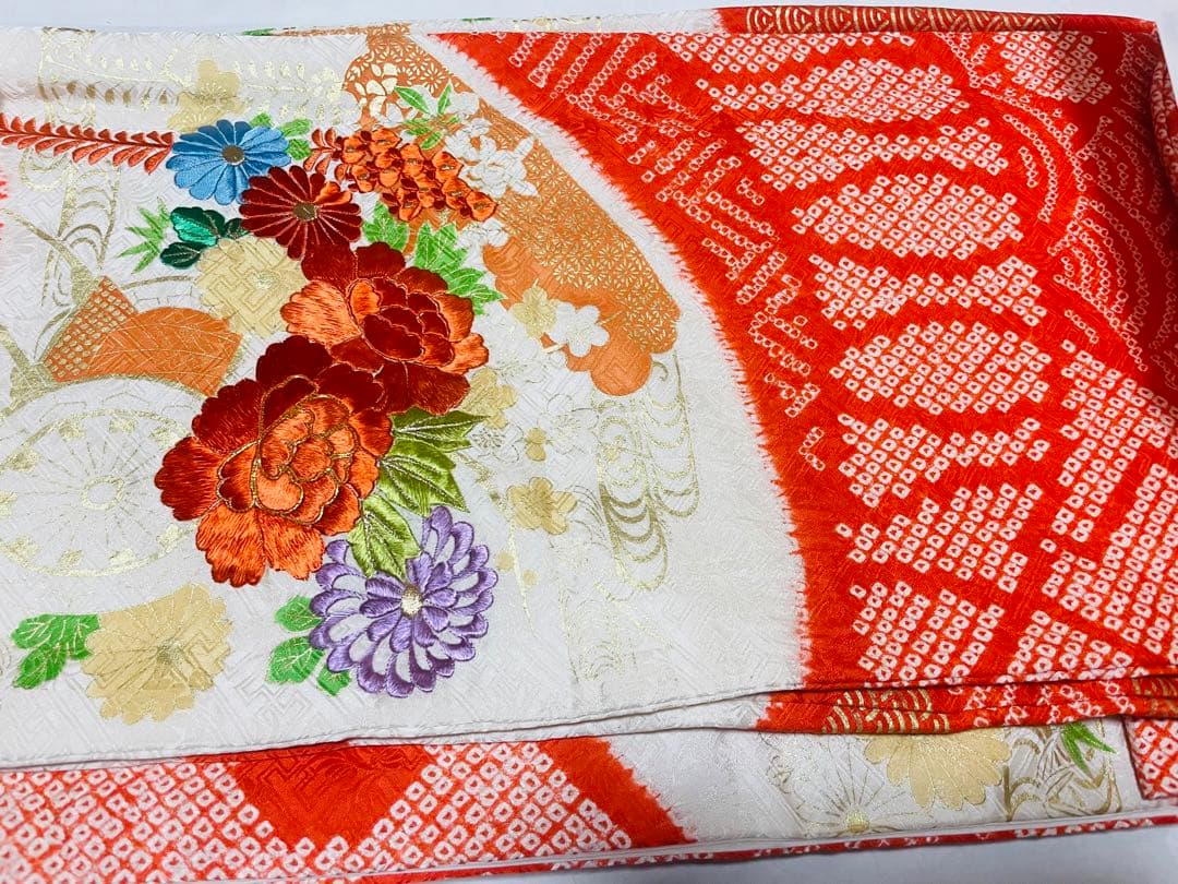 総絞り刺繍入りの豪華な振袖