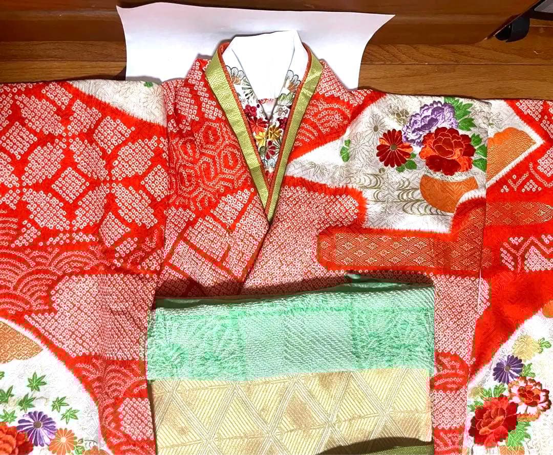 総絞り刺繍入りの豪華な振袖