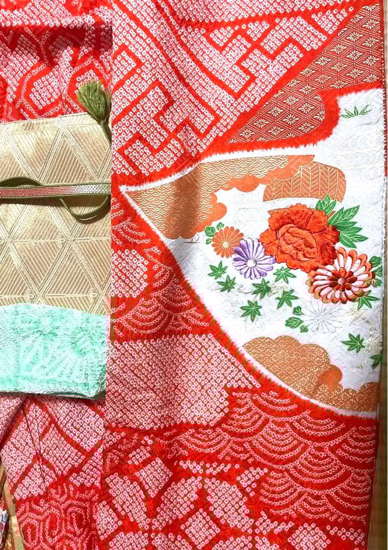 総絞り刺繍入りの豪華な振袖