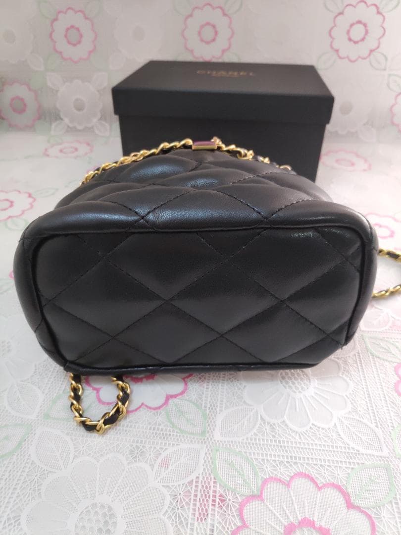 キルティング　ショルダーバッグ マルチカラーチャーム付 黒