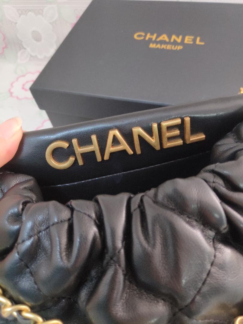 キルティング　ショルダーバッグ マルチカラーチャーム付 黒