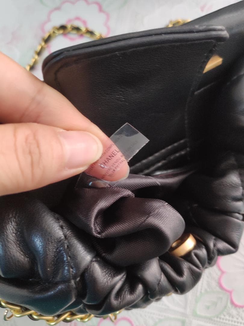 キルティング　ショルダーバッグ マルチカラーチャーム付 黒